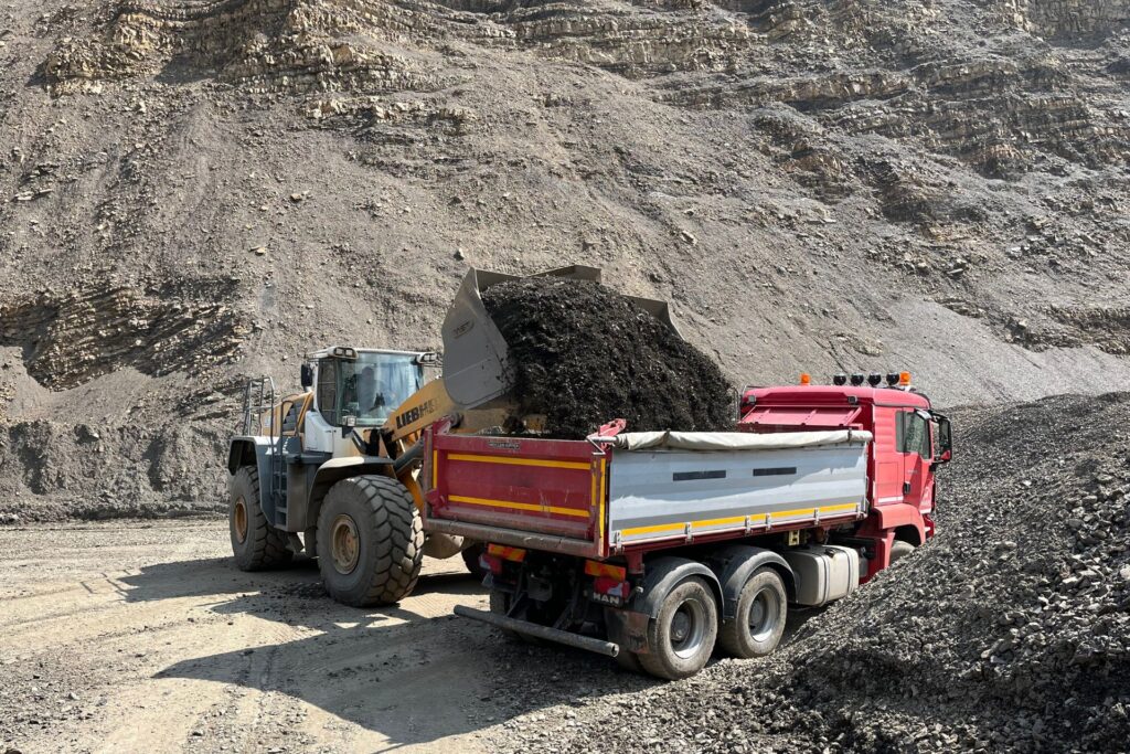 Załadunek samochodu ciężarowego w zakładzie górniczym Baligród